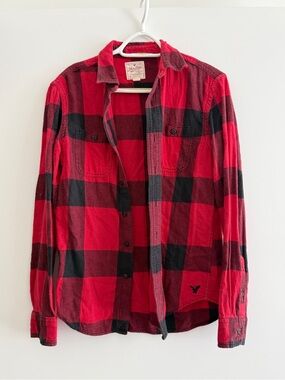 American Eagle Outfitters Red & Black Buffalo Plaid Button-Down Shirt